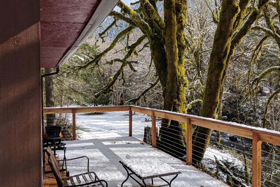 secluded creekside cabin rental oregon