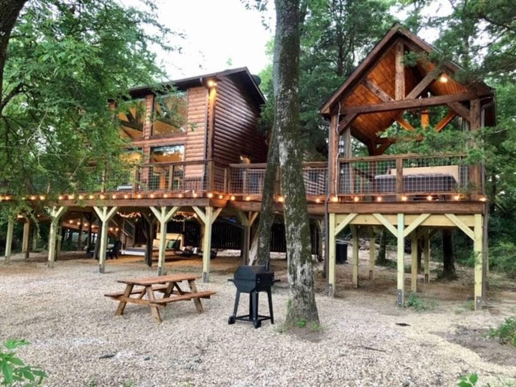 Hackberry Creek Getaways treehouse