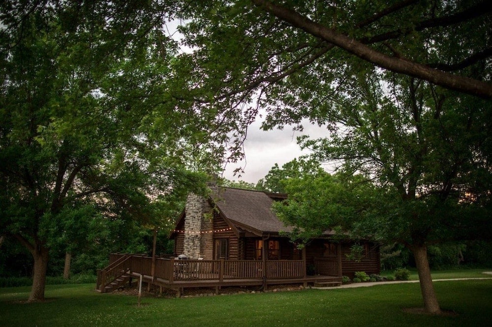 Knotty Pine Iowa cabin rental