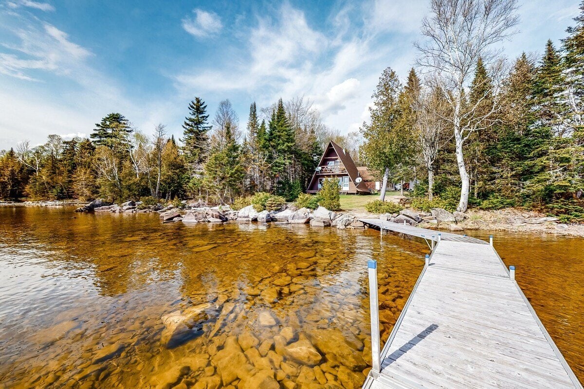 Comfy lakefront cabin