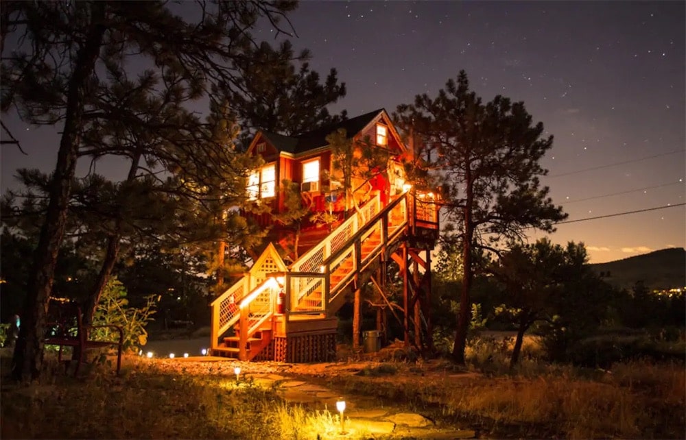 little red Colorado treehouse
