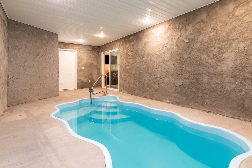 Pigeon Forge Cabin indoor pools