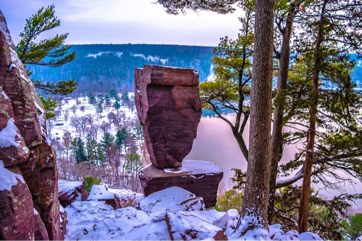 balanced rock devil's lake