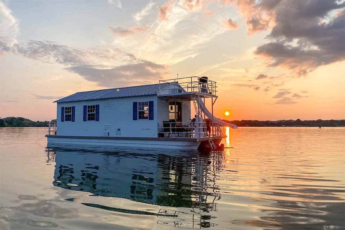 unique places to stay tennesee - houseboat