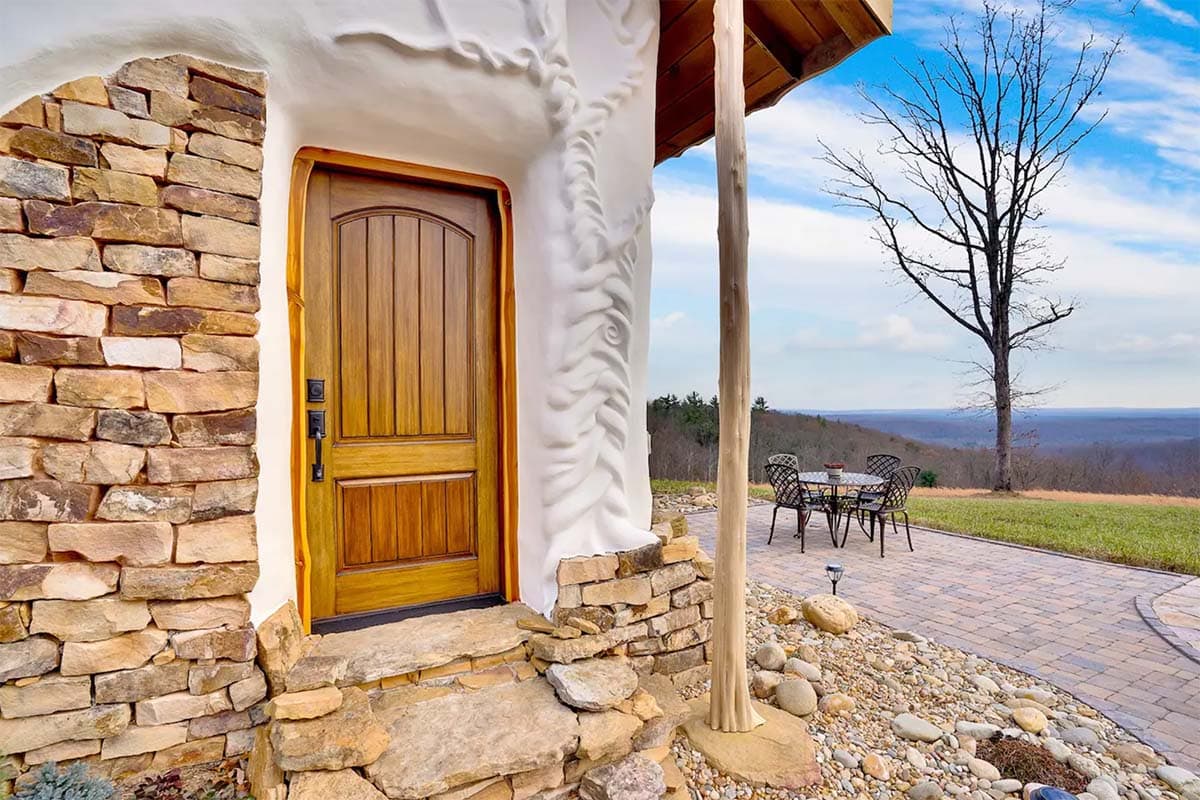 unique places to stay tennessee - hobbit house