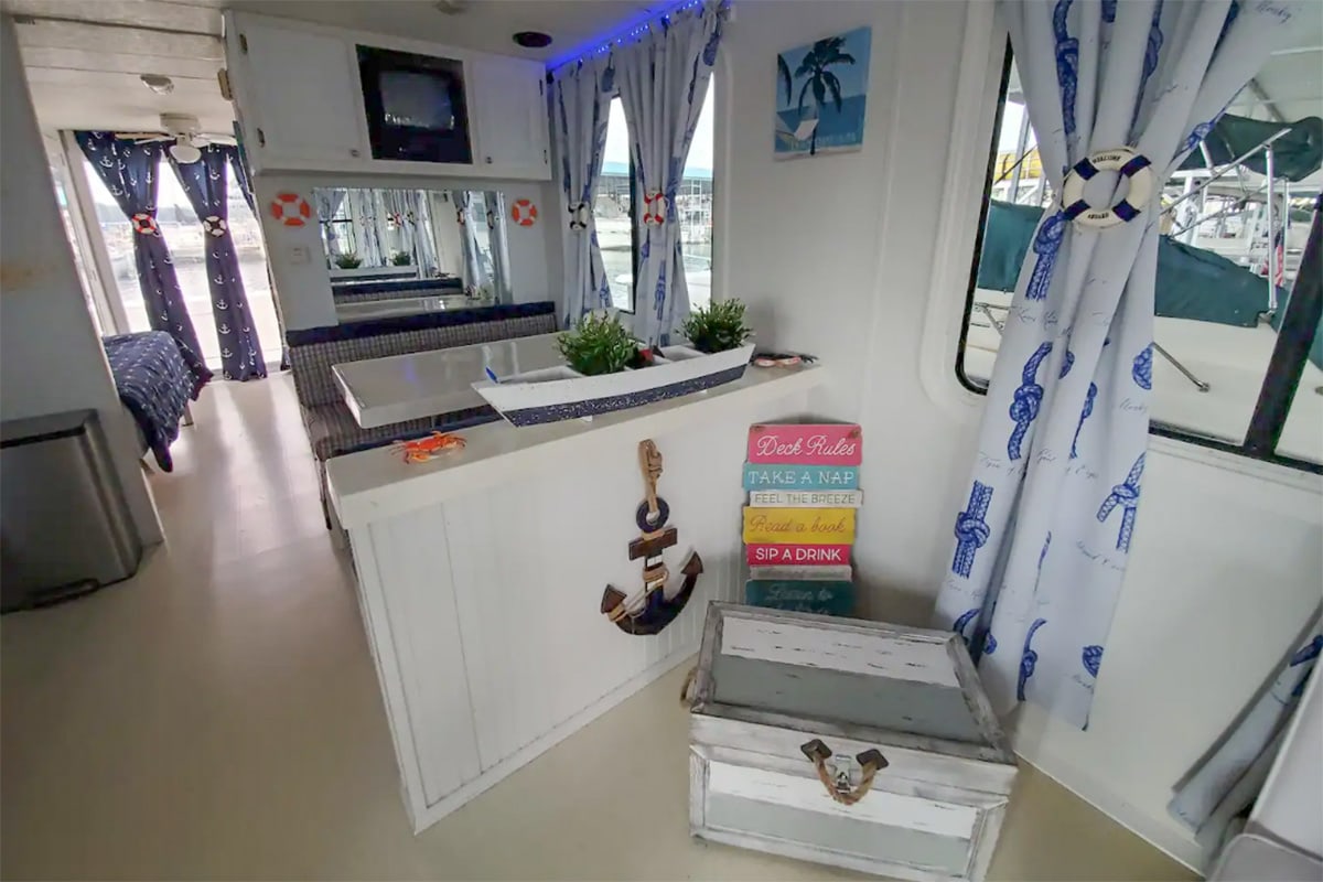 texas houseboat rental interior