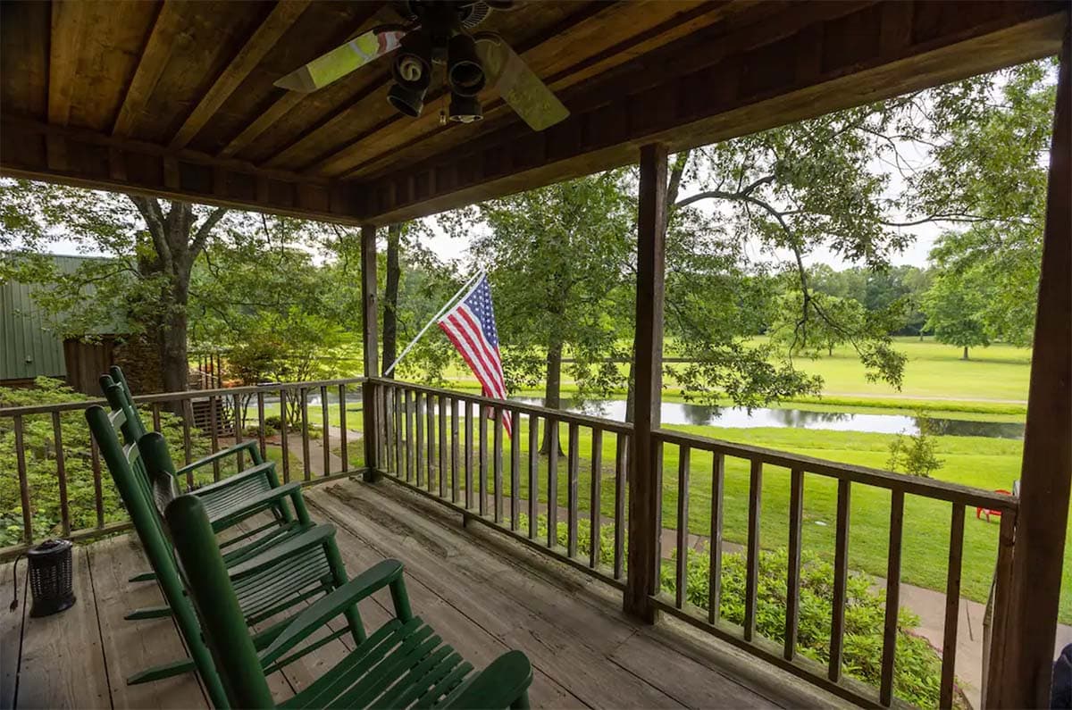 little rock cabin rental exterior