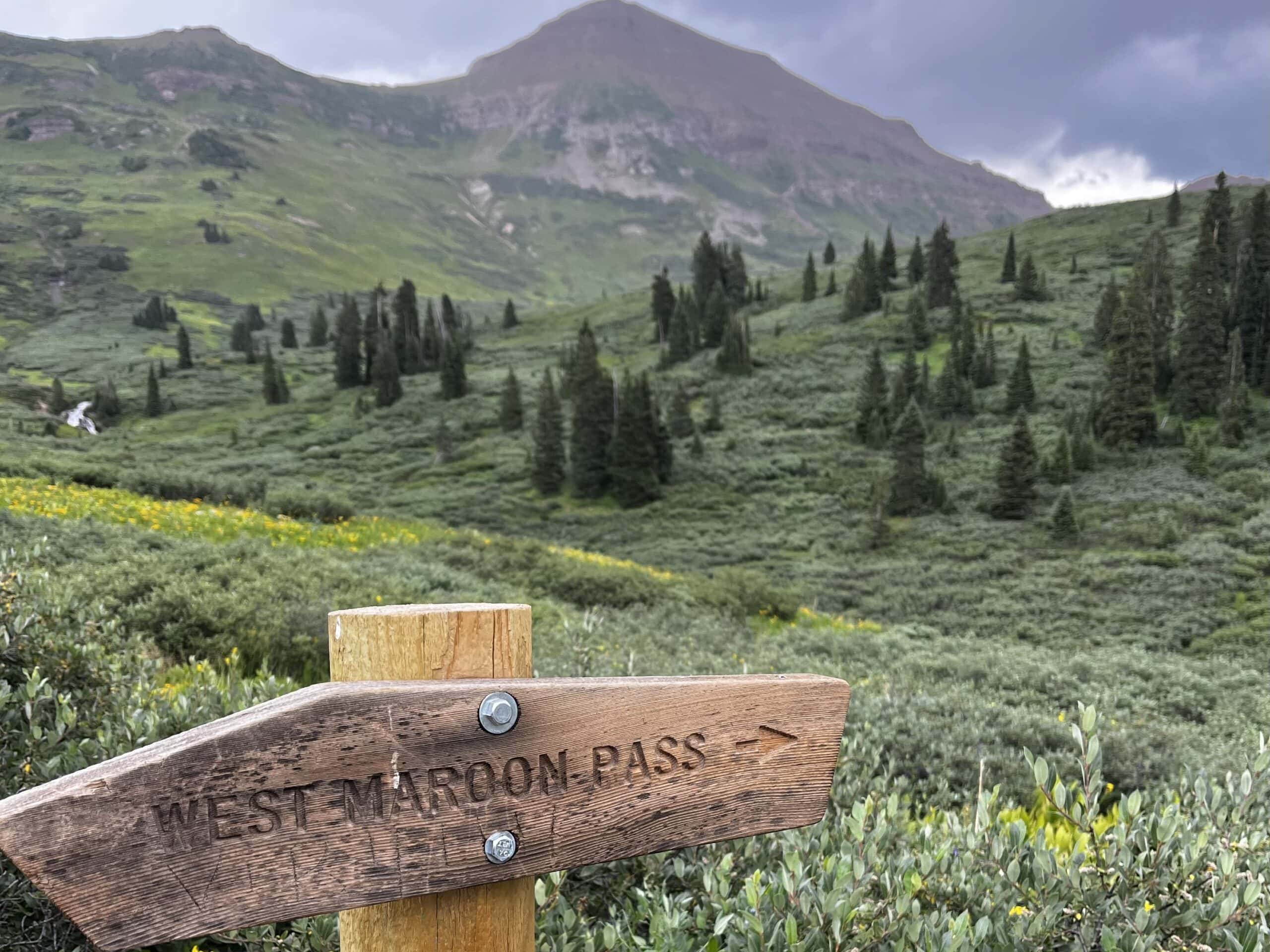A sign marking the West Maroon Pass